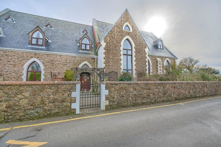 2 Les Grandes Maisons, Morley, Fort Road