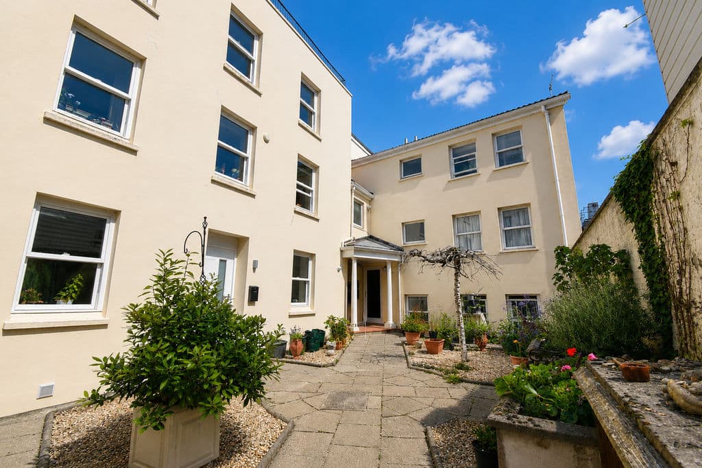 Flat 6, Laverstock Court, Constitution Steps, St Peter Port photo 9