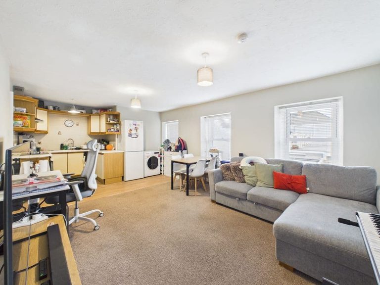 The Flat & Retail Unit, Suvide House, Nocq Road, St Sampson - photo 9 of 14