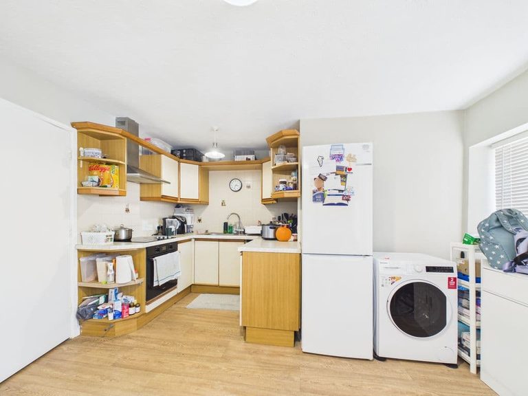 The Flat & Retail Unit, Suvide House, Nocq Road, St Sampson - photo 10 of 14