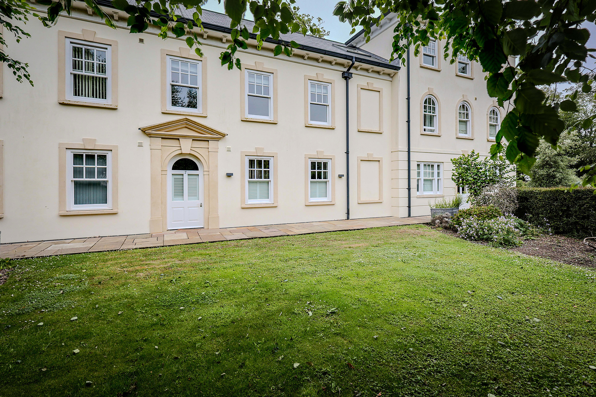 9, Queens Court Mews