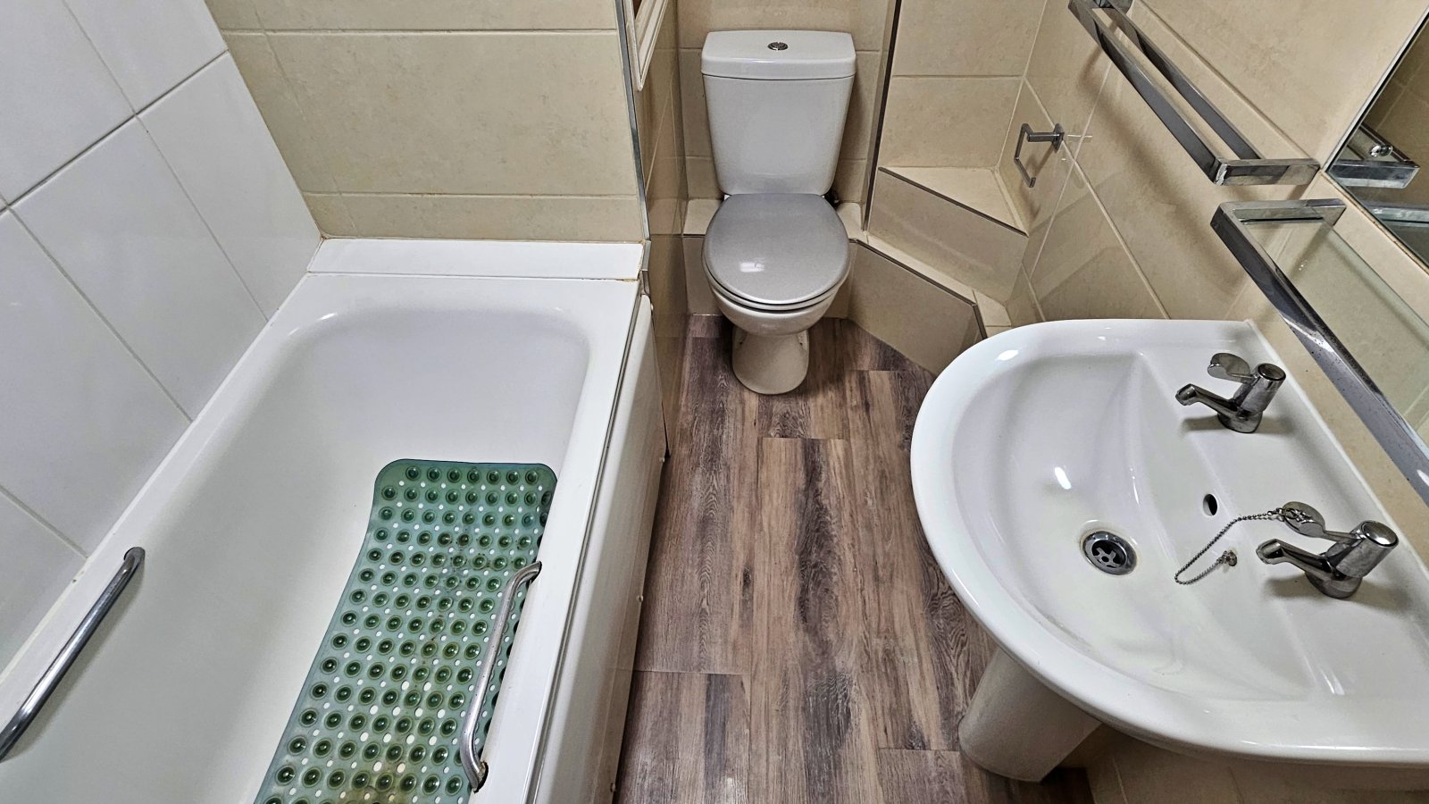 Flat 4, 2 Weighbridge House photo 5