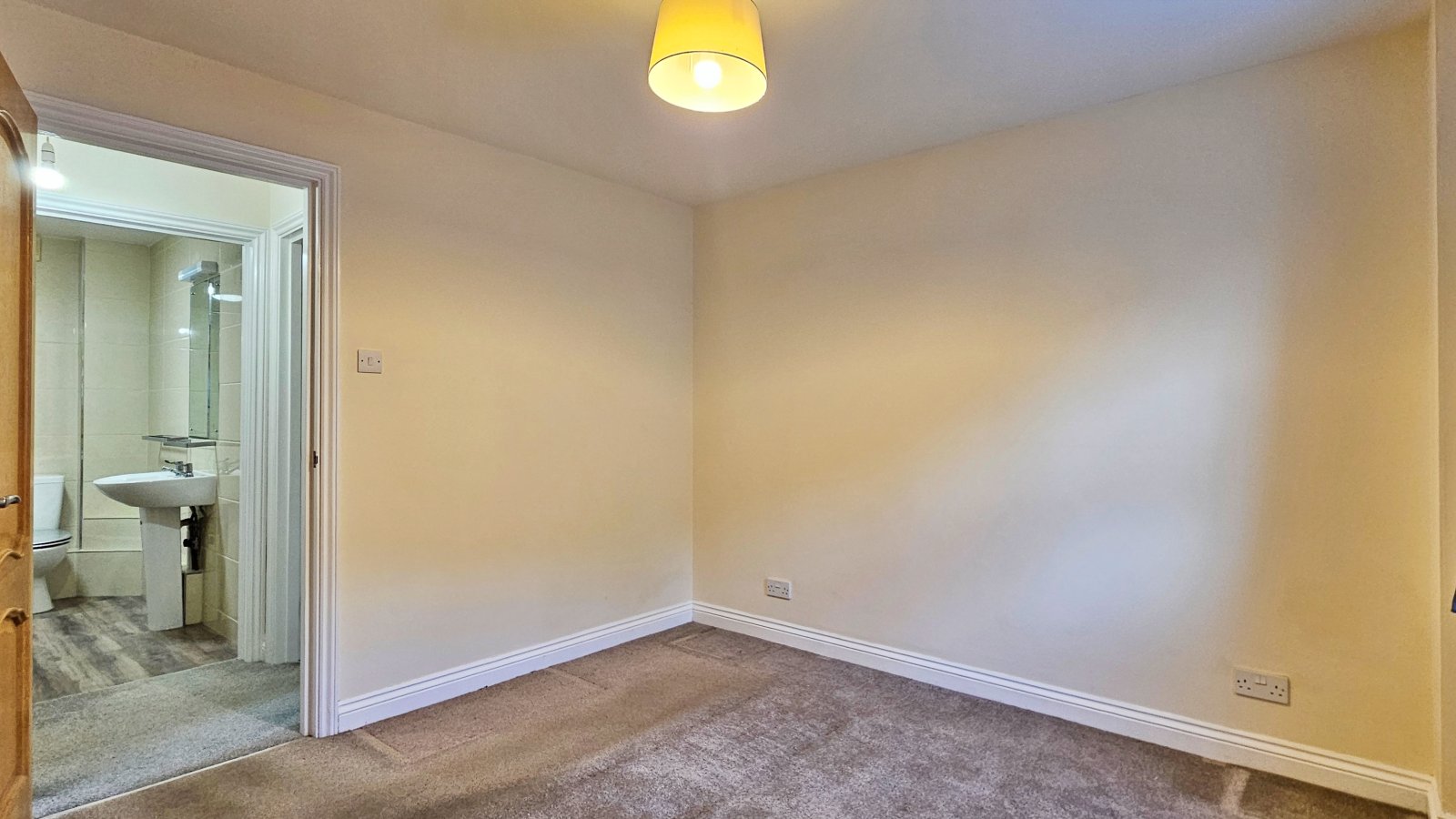 Flat 4, 2 Weighbridge House photo 4