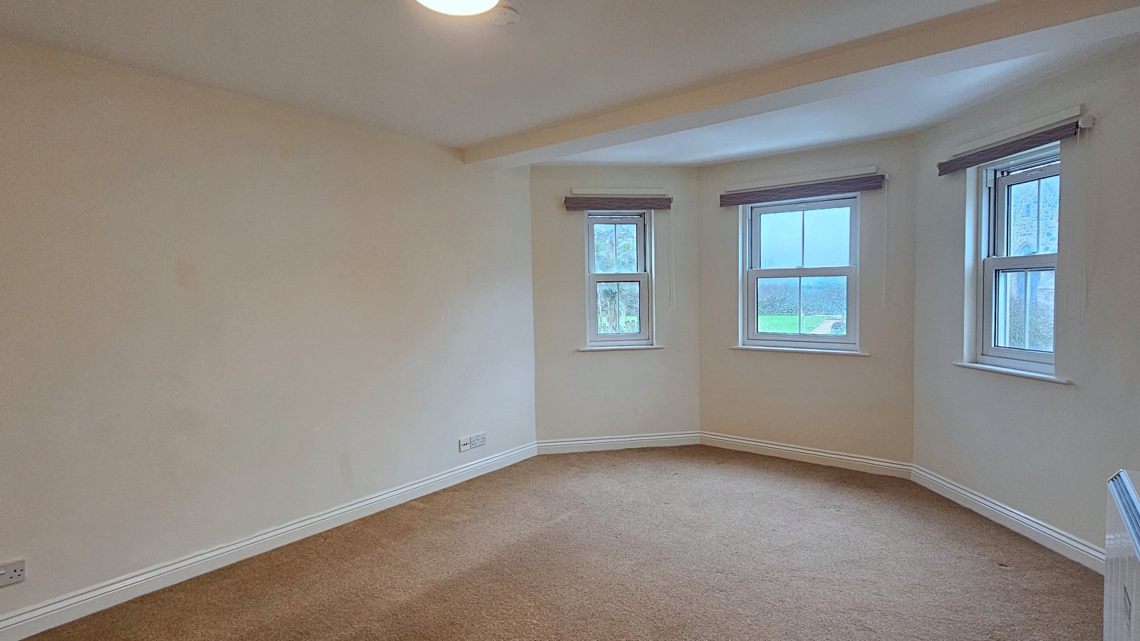 Flat 6, 2 Weighbridge House photo 2