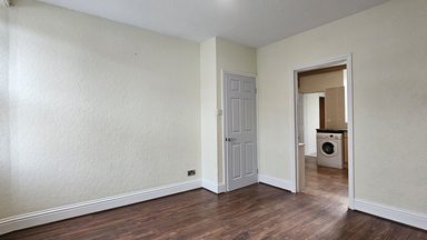Flat 2, 2 Weighbridge House photo 5