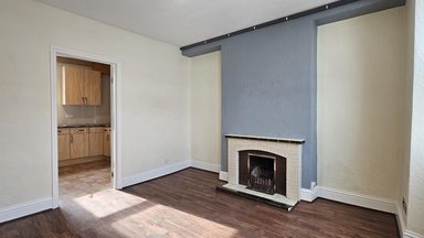 Flat 2, 2 Weighbridge House photo 3