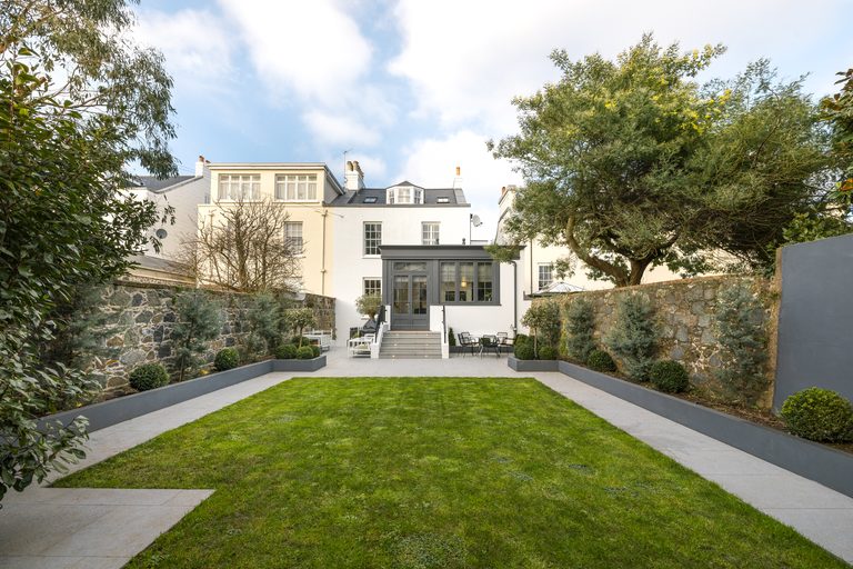 Mesnil Brock photo 1