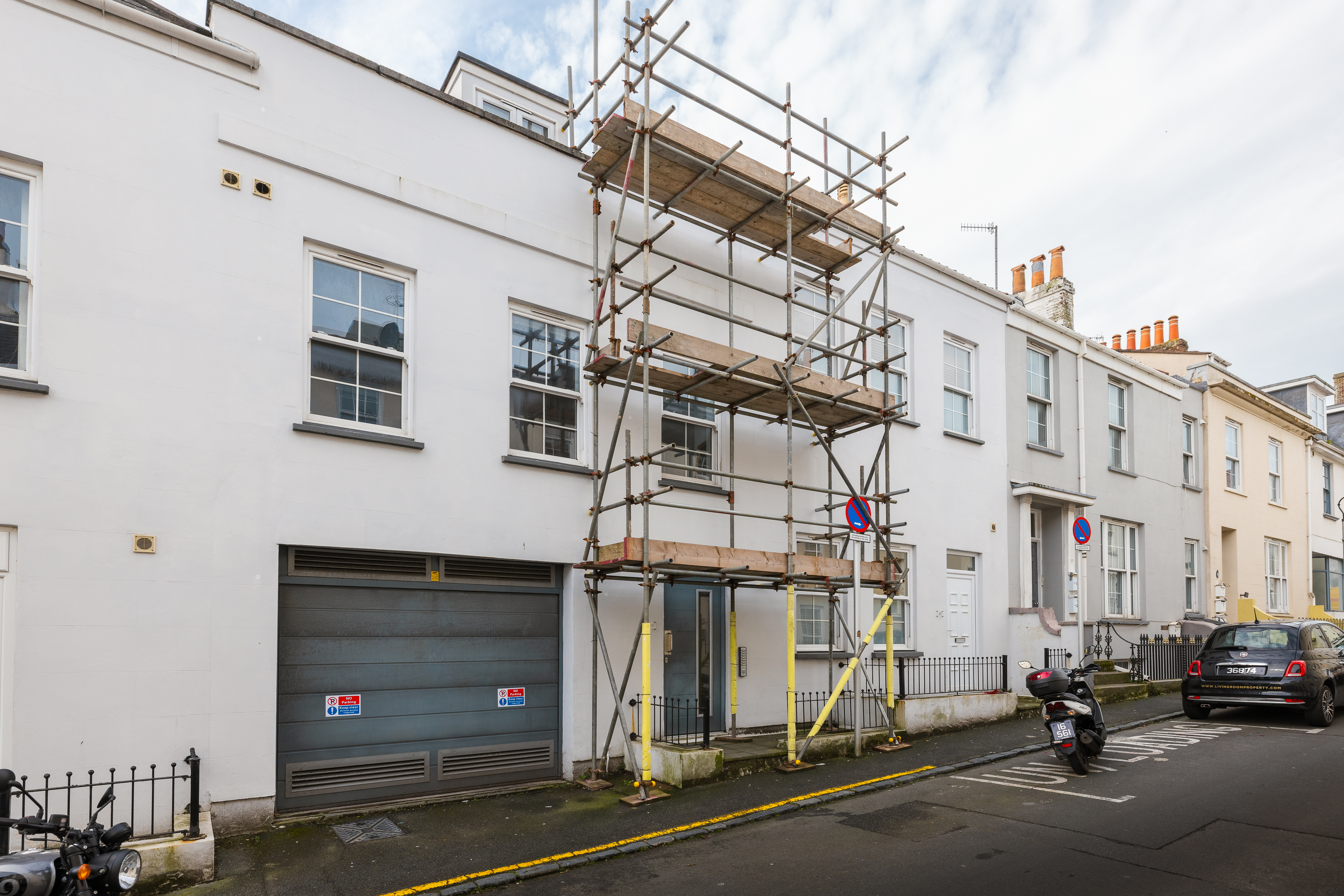 Apt. 1, 13-15 Victoria Road photo 2