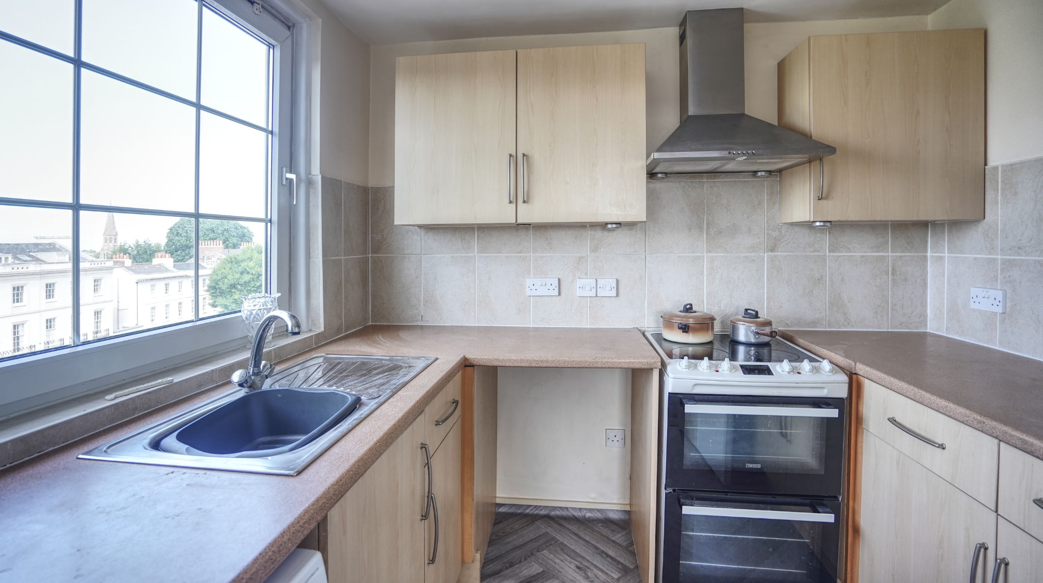 Flat 9 - Gravees Court photo 3