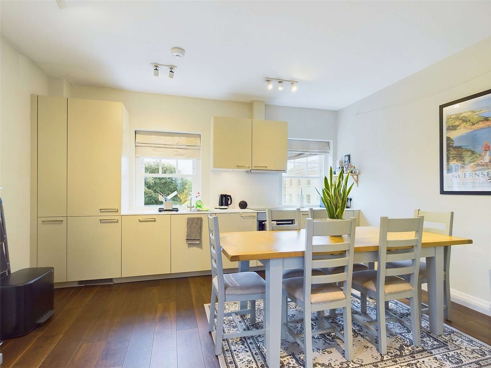 Flat 10 Queens Court Mews photo 3