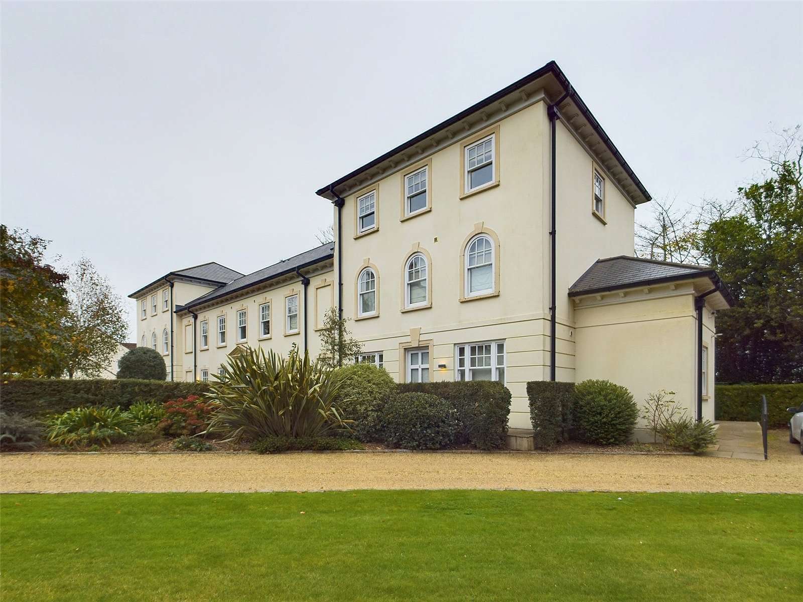 Flat 10 Queens Court Mews photo 1