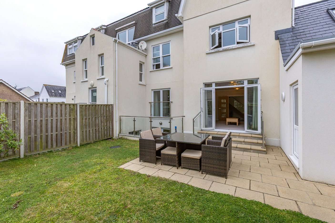 6 St Martin's Court photo 29