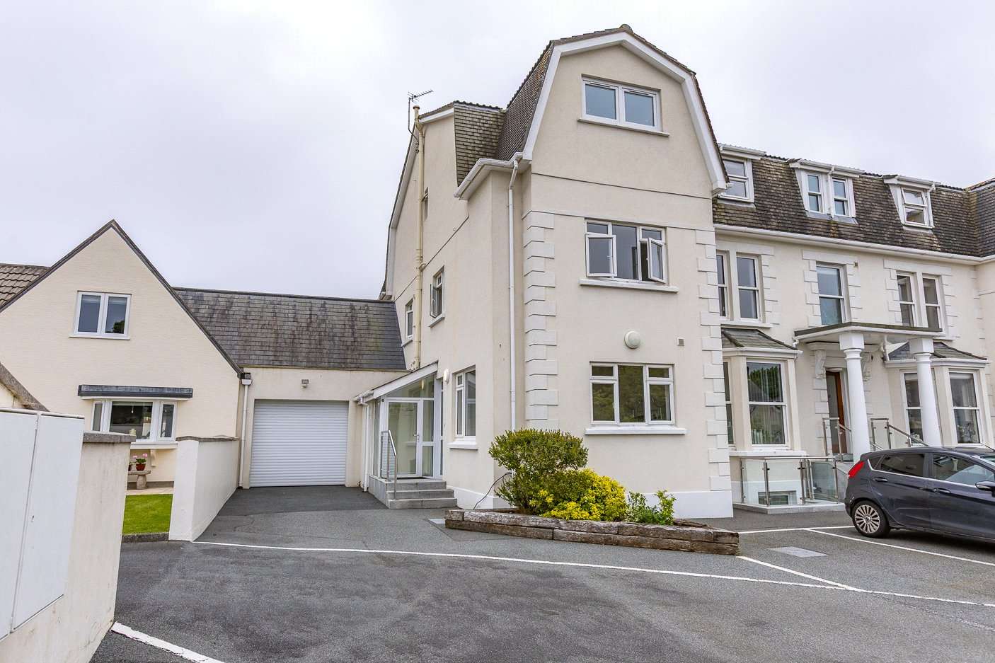 6 St Martin's Court photo 33