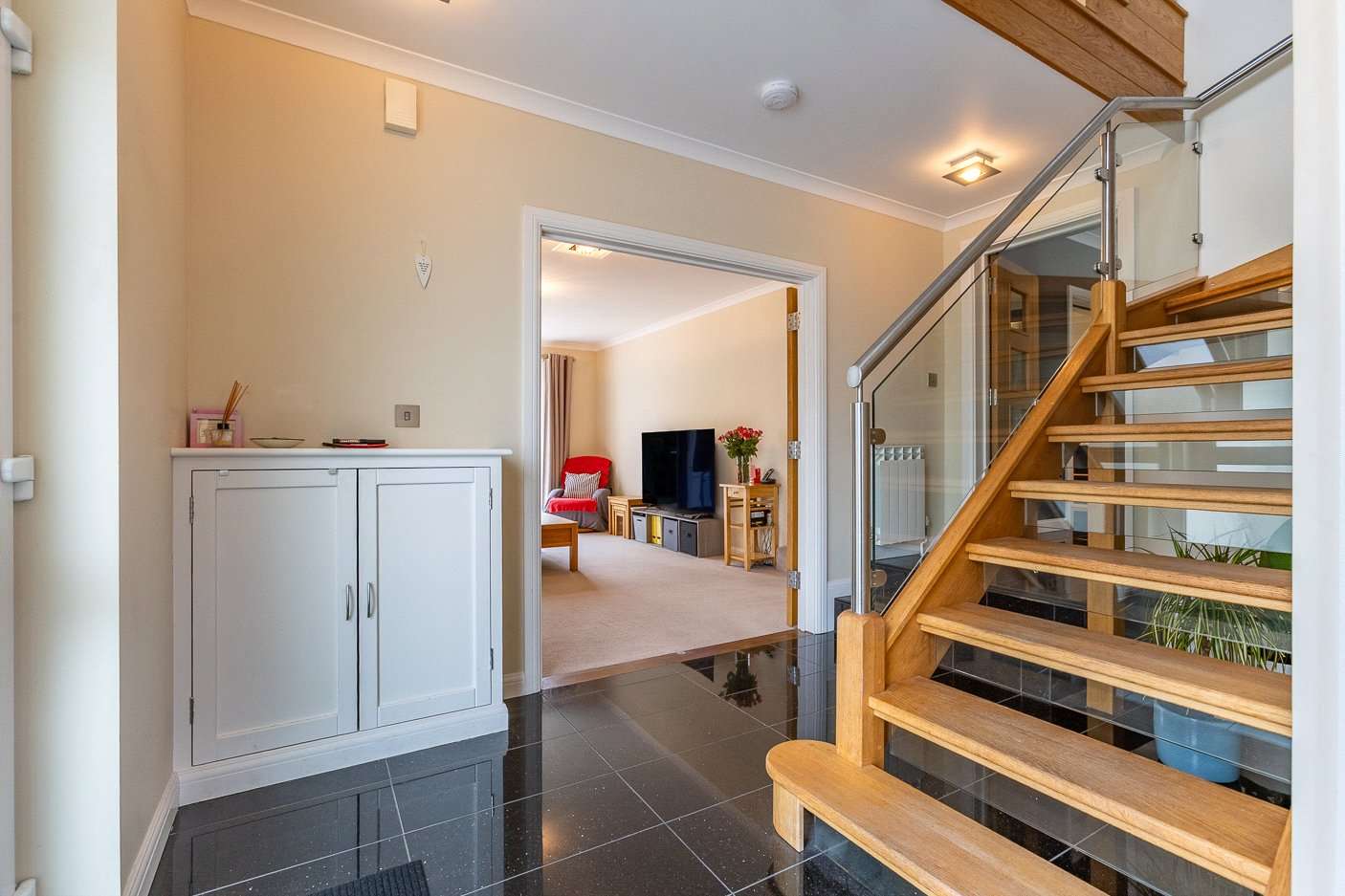 6 St Martin's Court photo 2