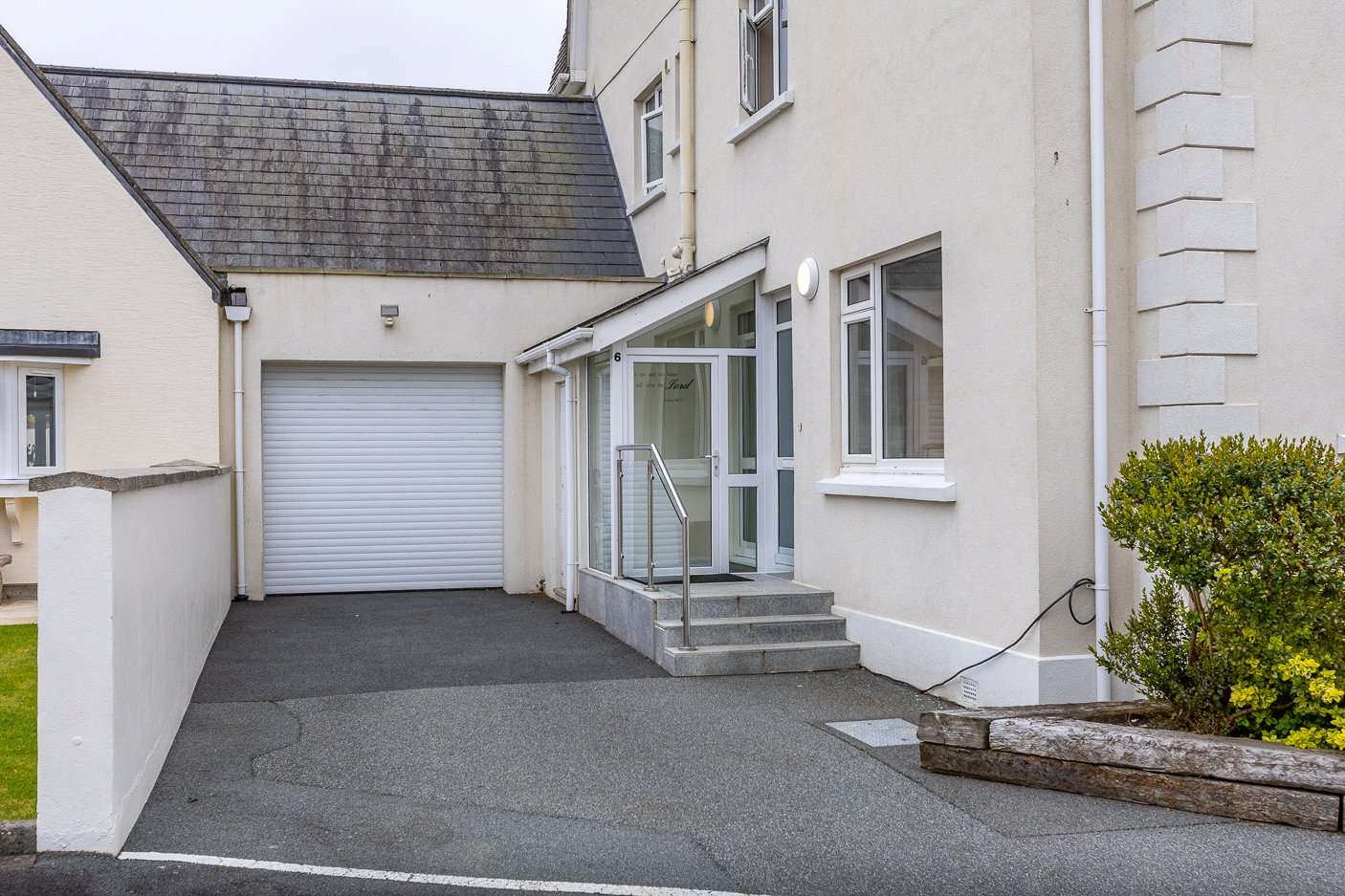 6 St Martin's Court photo 32