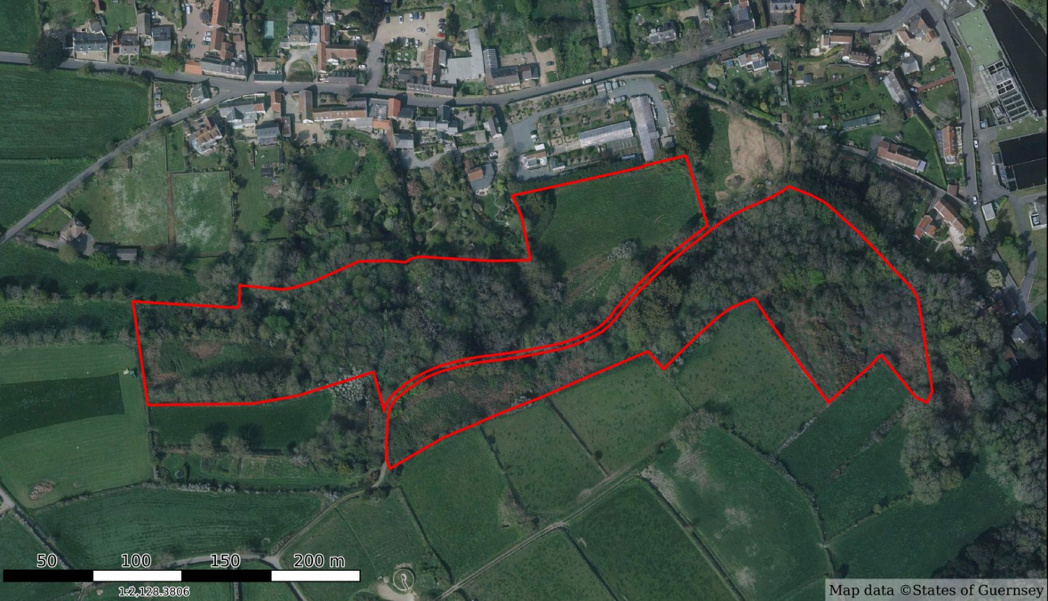 Fields, Woodland and Quarry photo 1