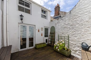 8 Upper Mansell Street photo 3