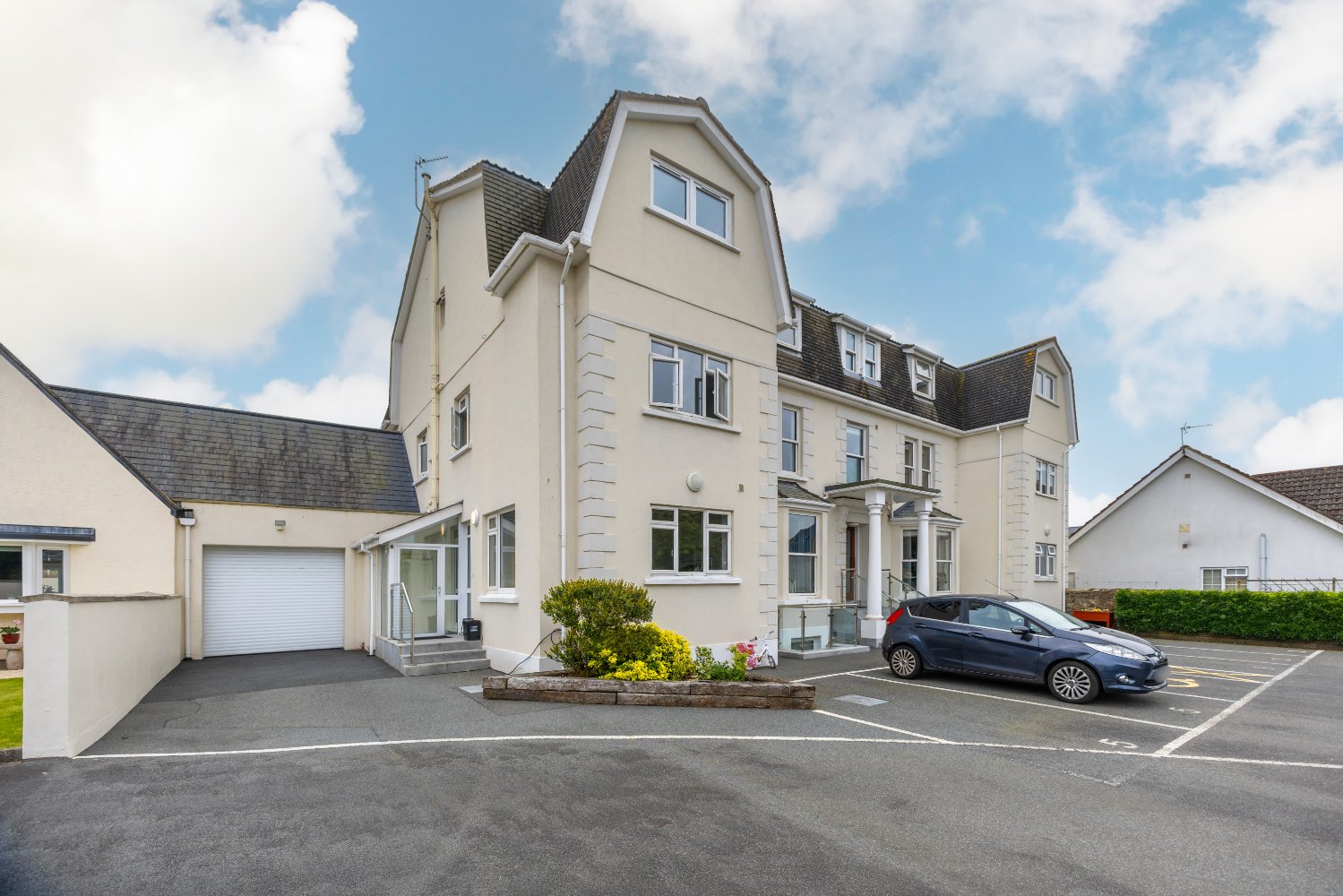 6 St Martins Court photo 2