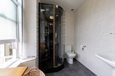 6 St Martins Court photo 25