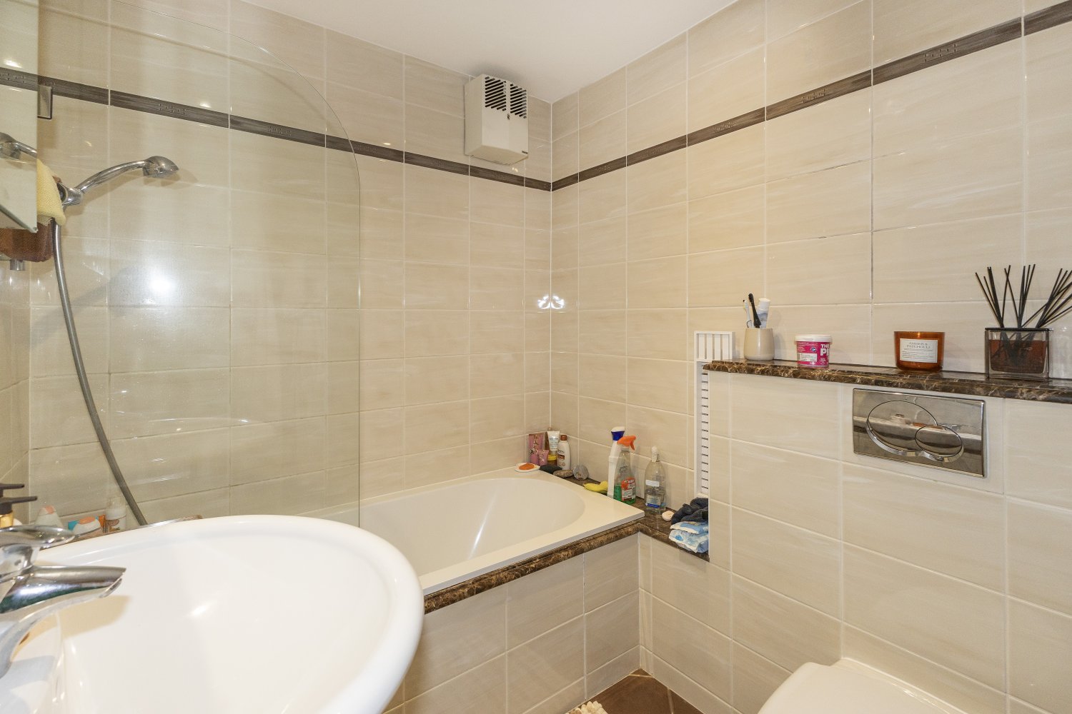 Apartment 17, Marina Court photo 6