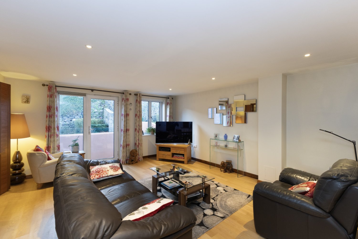 Apt 27, ONE St Julian’s Avenue photo 3